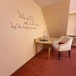 Haus Sonnenschein 아파트호텔 3*